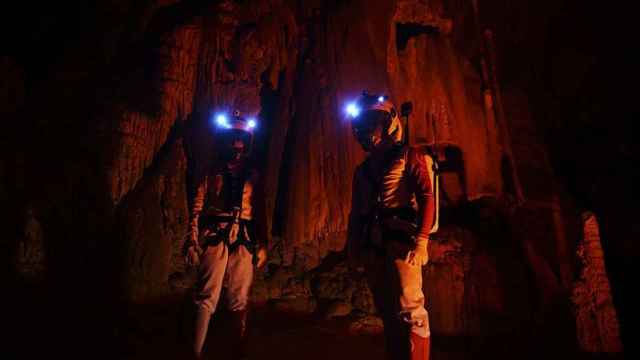 Expedicionarios en la cueva de Arredondo experimentando cómo será la vida en Marte / ASTROLAND