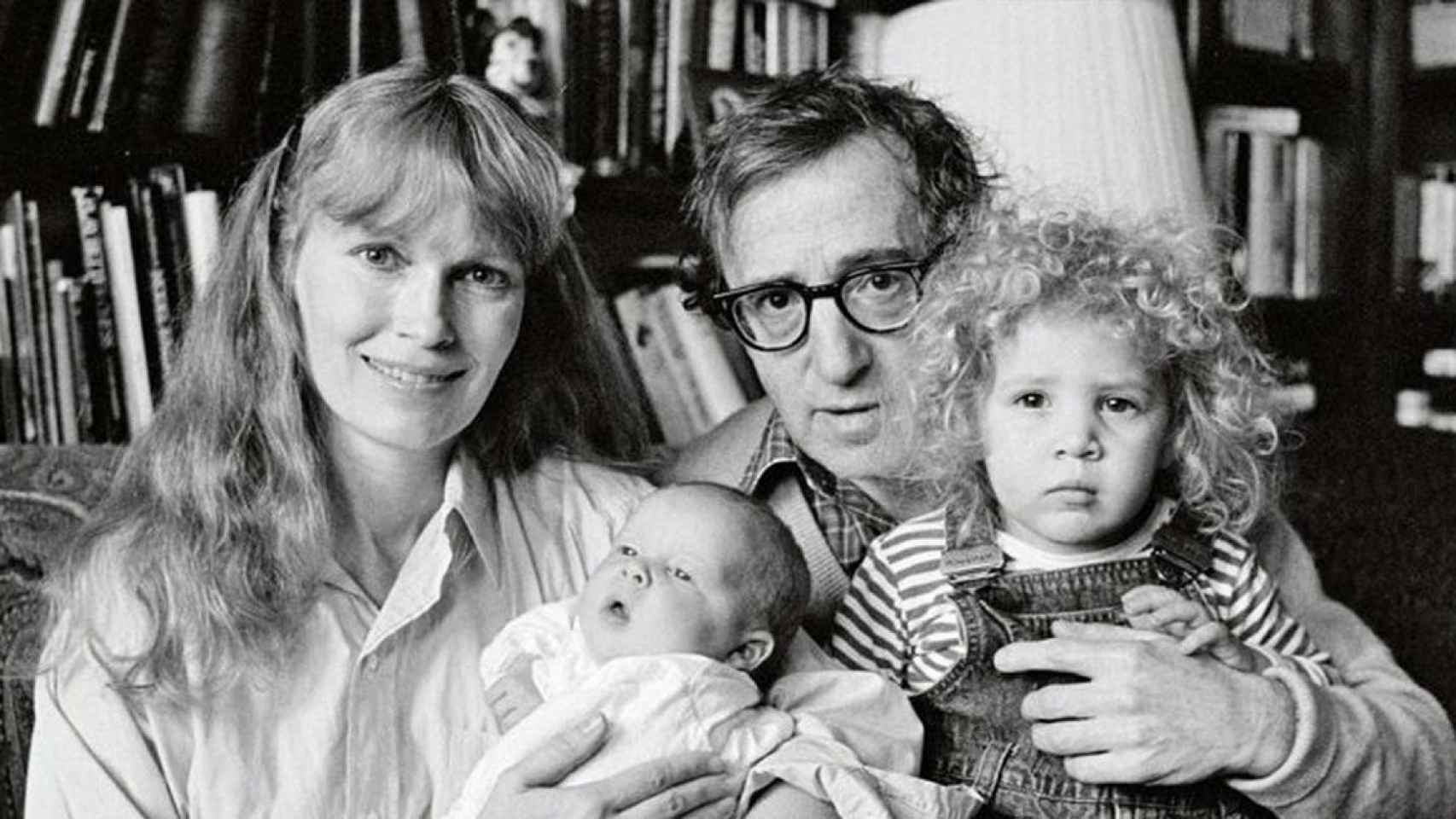 Mia Farrow y Woody Allen junto a sus hijos  / IMAGEN DE ARCHIVO