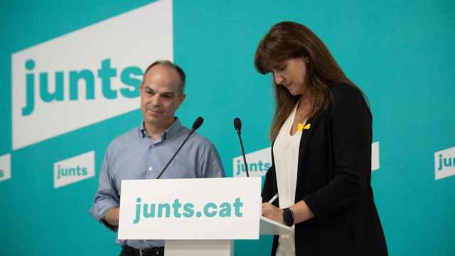 La presidenta del Parlament, Laura Borràs, comparece junto a el secretario general de Junts Per Catalunya (JxCat), Jordi Turull, en una rueda de prensa en la sede Junts / DAVID ZORRAKINO - EUROPA PRESS
