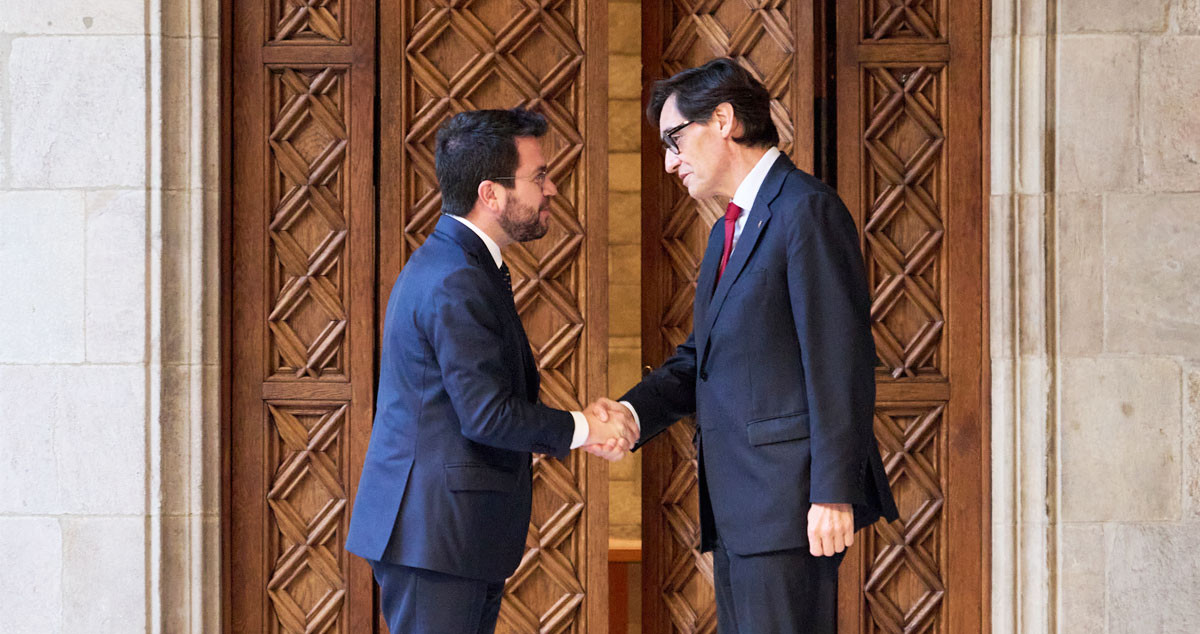 El 'president' del Govern de Cataluña, Pere Aragonès (i), con Salvador Illa, líder de la oposición y primer secretario del PSC / EP