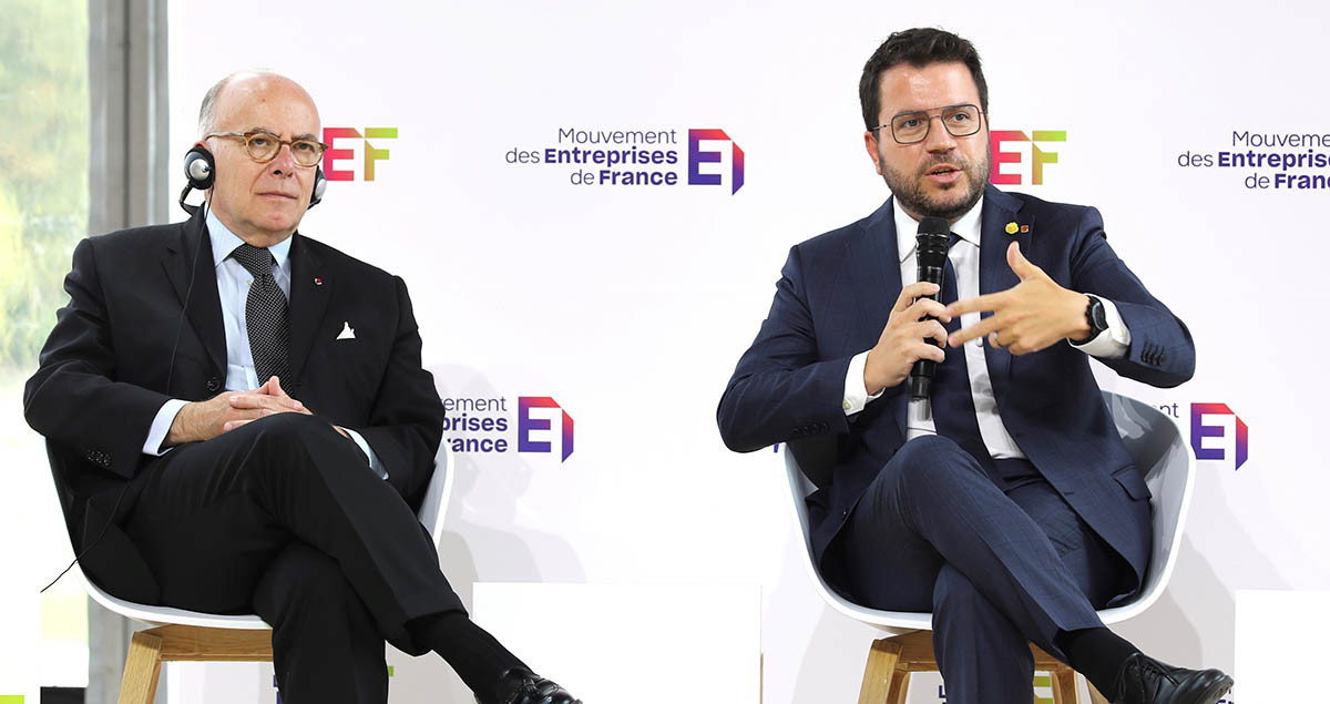 El presidente Pere Aragonès (d) y el exprimer ministro francés, Bernard Cazeneuve (i), en una conferencia en París / GENCAT