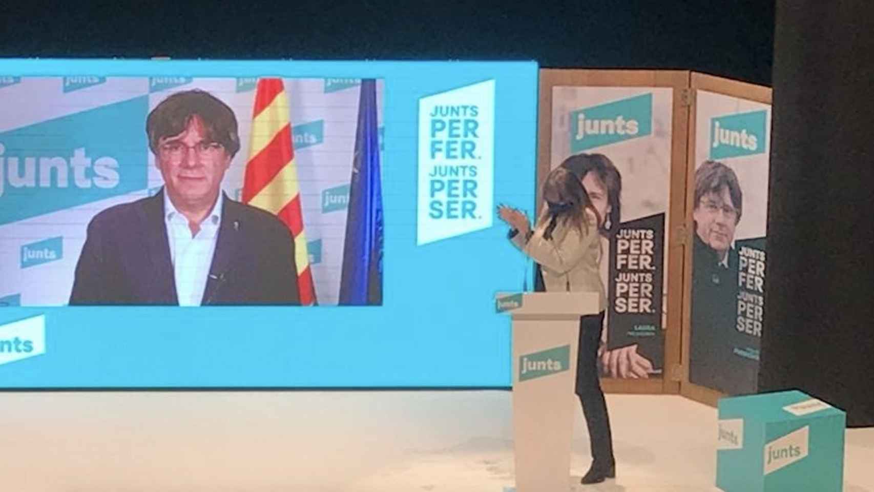 El expresidente de la Generalitat Carles Puigdemont con la presidenta del Parlament, Laura Borràs / EUROPA PRESS