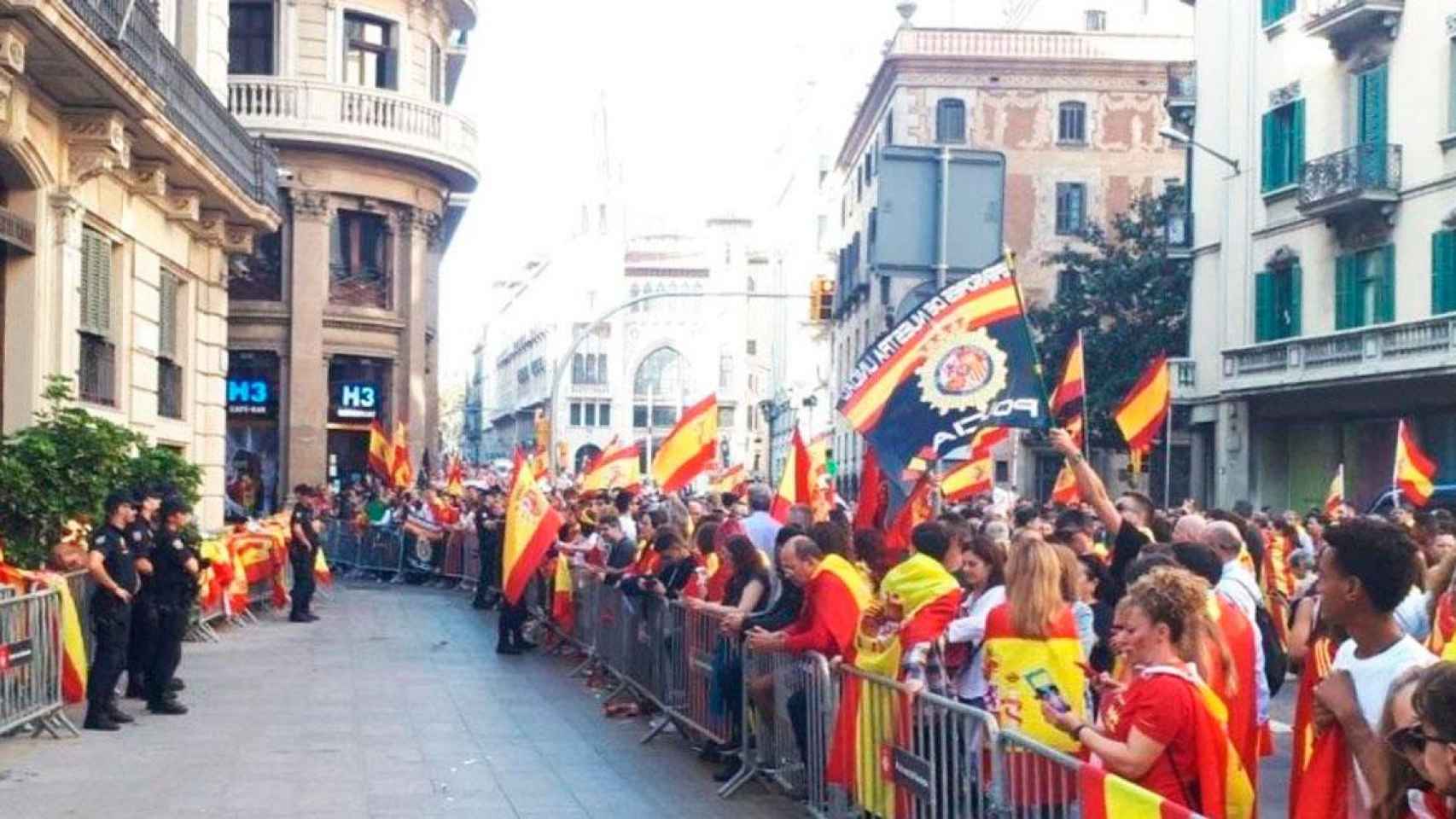 Manifestantes constitucionalistas ante la Jefatura Superior de Cataluña / CG