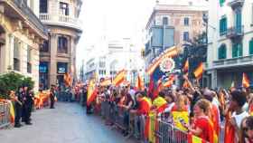 Manifestantes constitucionalistas ante la Jefatura Superior de Cataluña / CG