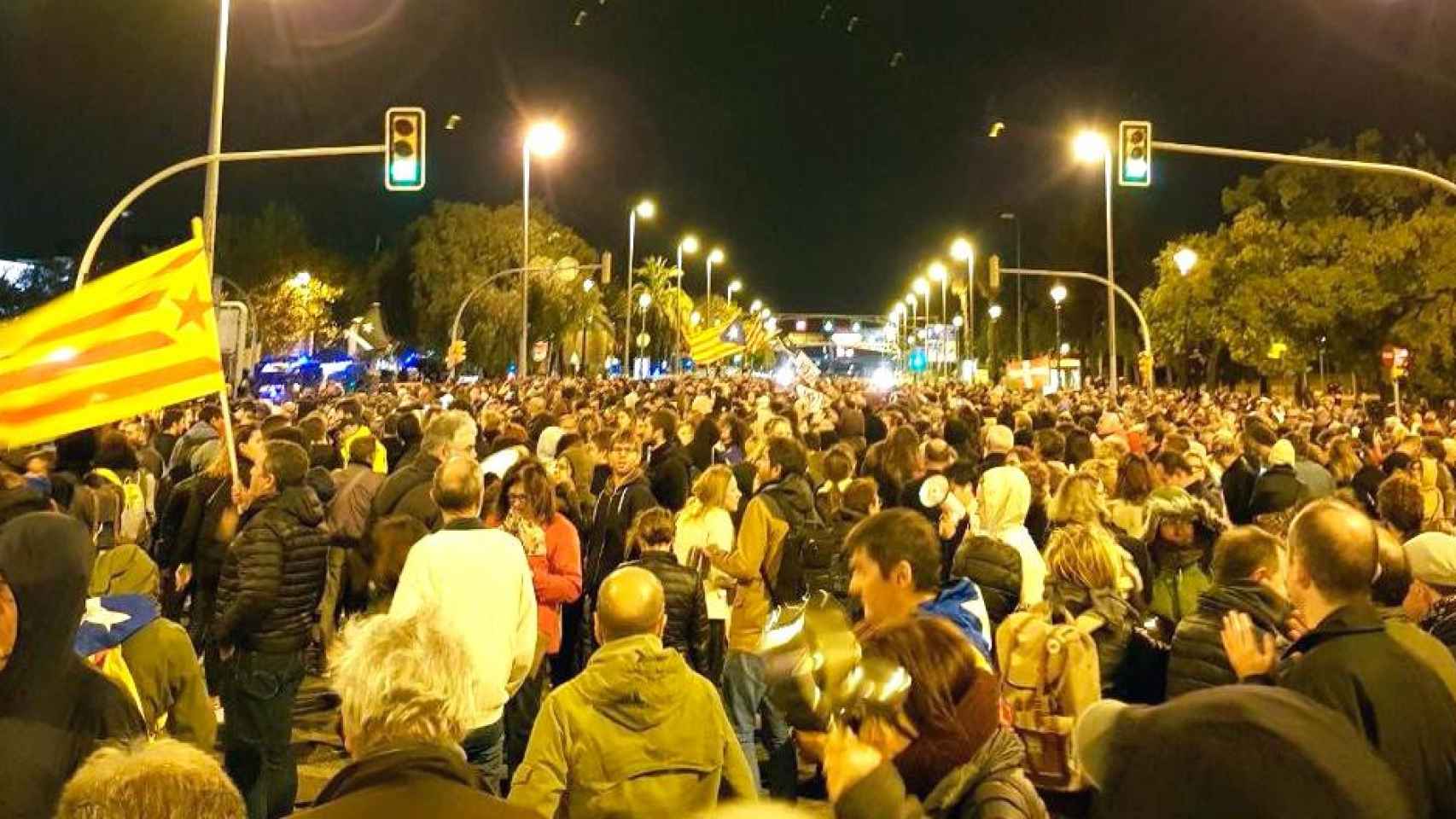 Cientos de personas se concentran ante el Palacio de Congresos de Cataluña contra la presencia del Rey