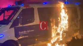 Un furgón de la Guardia Urbana arde en las Ramblas de Barcelona durante una manifestación en defensa de Pablo Hasél / CG