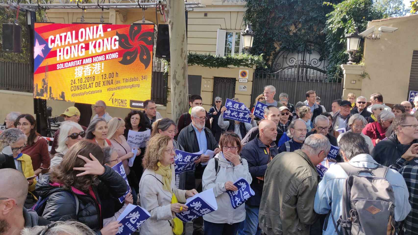 Un centenar de independentistas se comparan con Hong Kong en una protesta ante el consulado chino en Barcelona