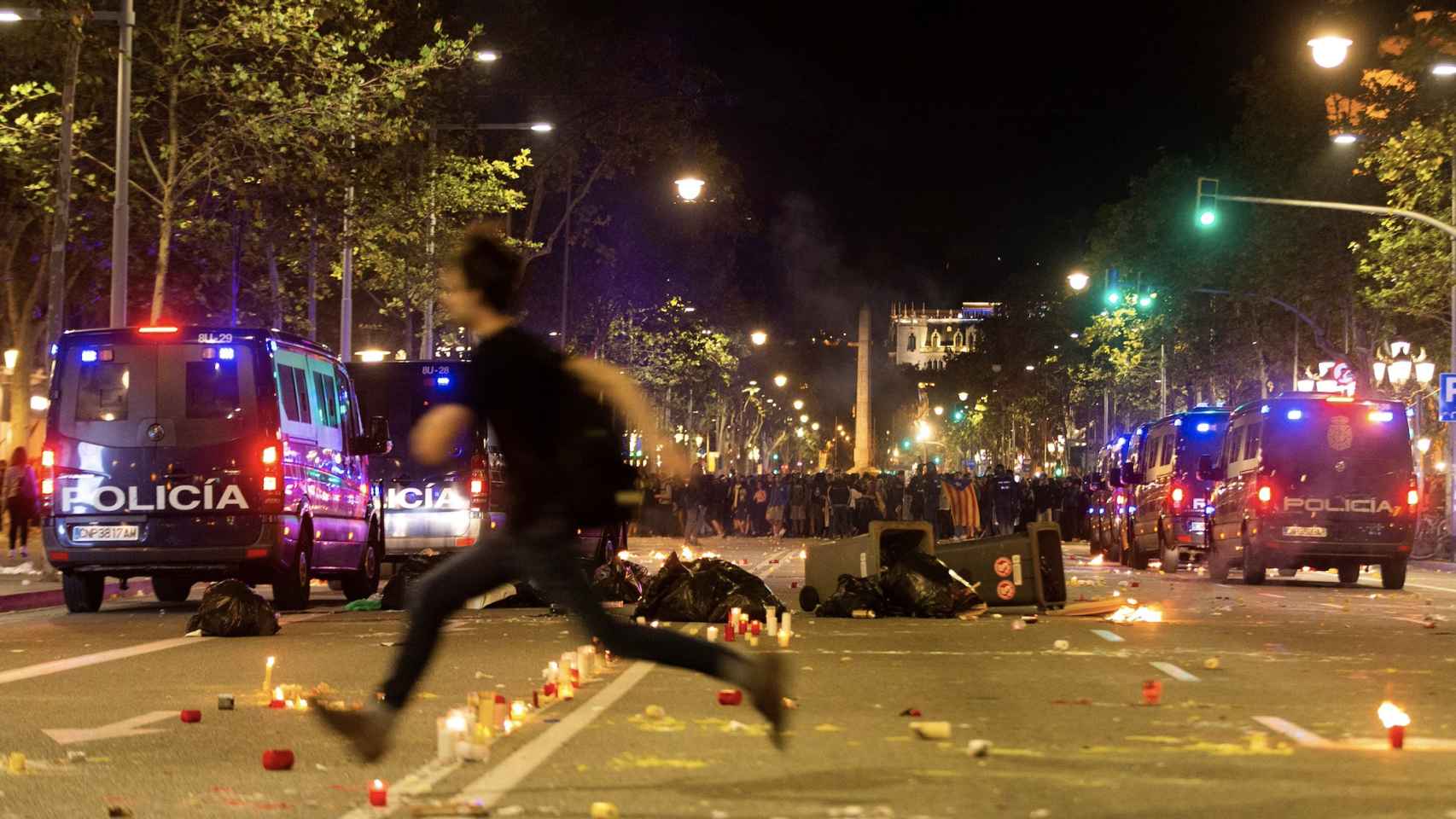 Imagen de los disturbios en el centro de Barcelona este martes / EFE