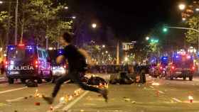 Imagen de los disturbios en el centro de Barcelona este martes / EFE