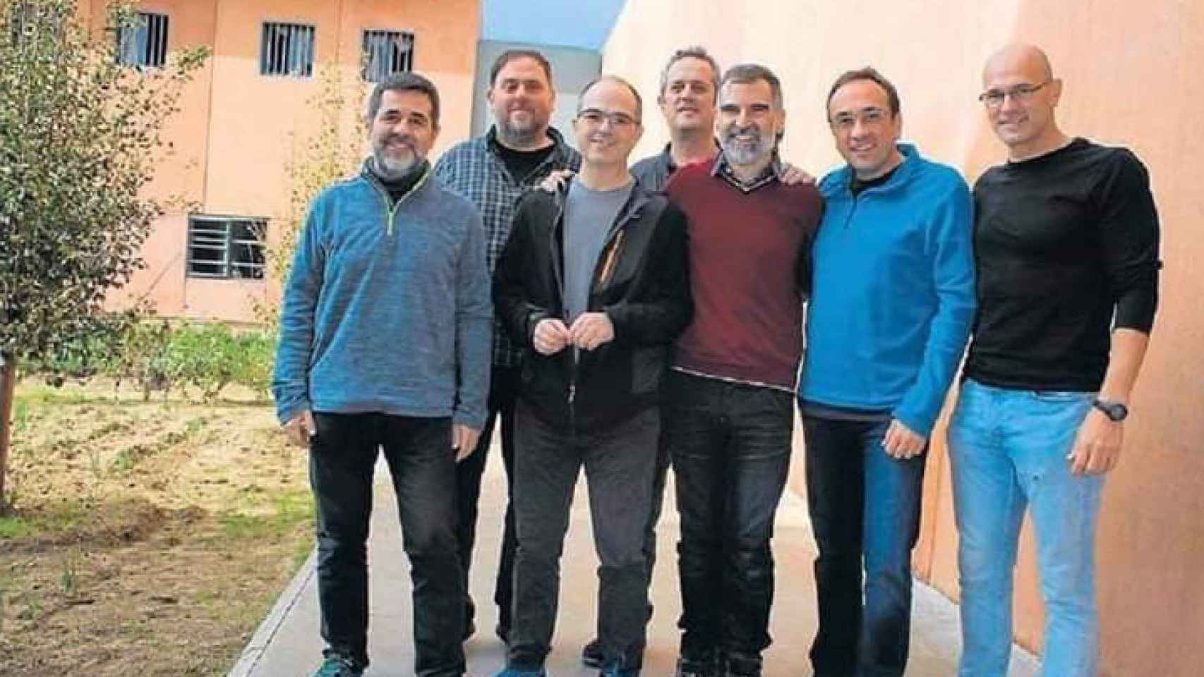Políticos presos en la cárcel de Lledoners. Entre ellos, Jordi Cuixart y Josep Rull / EFE