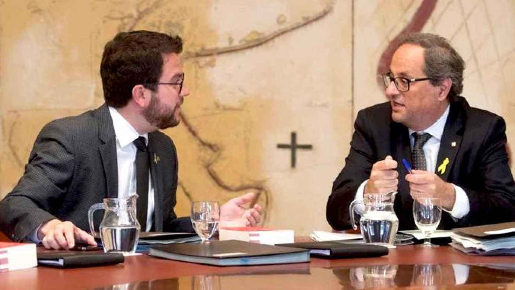 El presidente de la Generalitat, Quim Torra (d), junto al vicepresidente, Pere Aragonès (ERC) / EFE