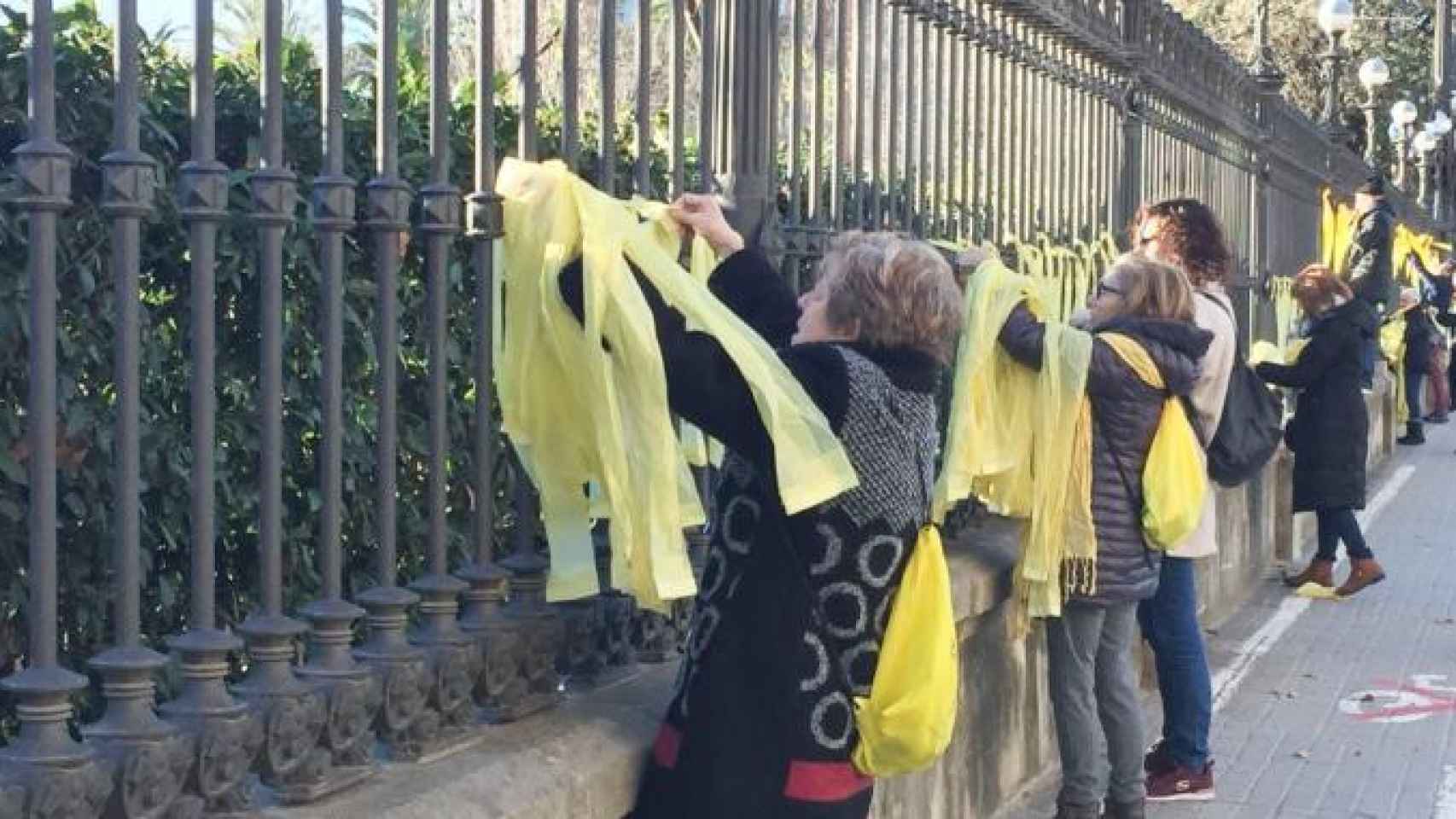 Imágenes de lazos amarillos en el Parque de la Ciutadella, donde una mujer ha sido agredida por quitar un símbolo / CG