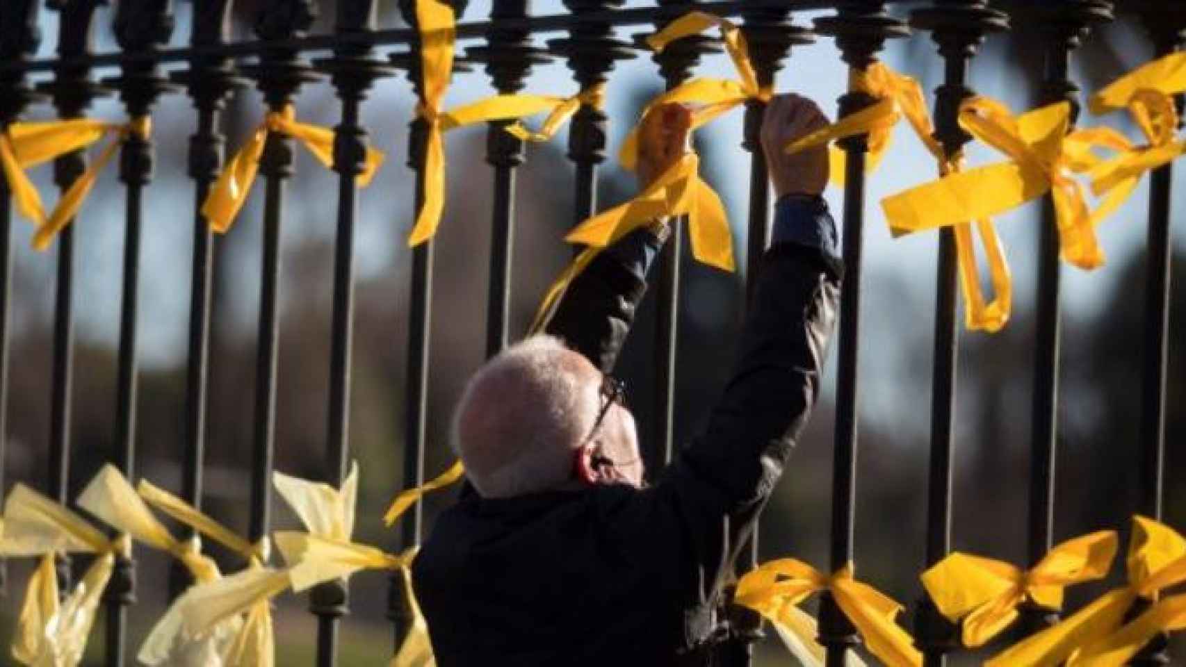 Fractura de la sociedad catalana: lazos amarillos en la Ciutadella de Barcelona, origen del puñetazo a una mujer ayer / CG