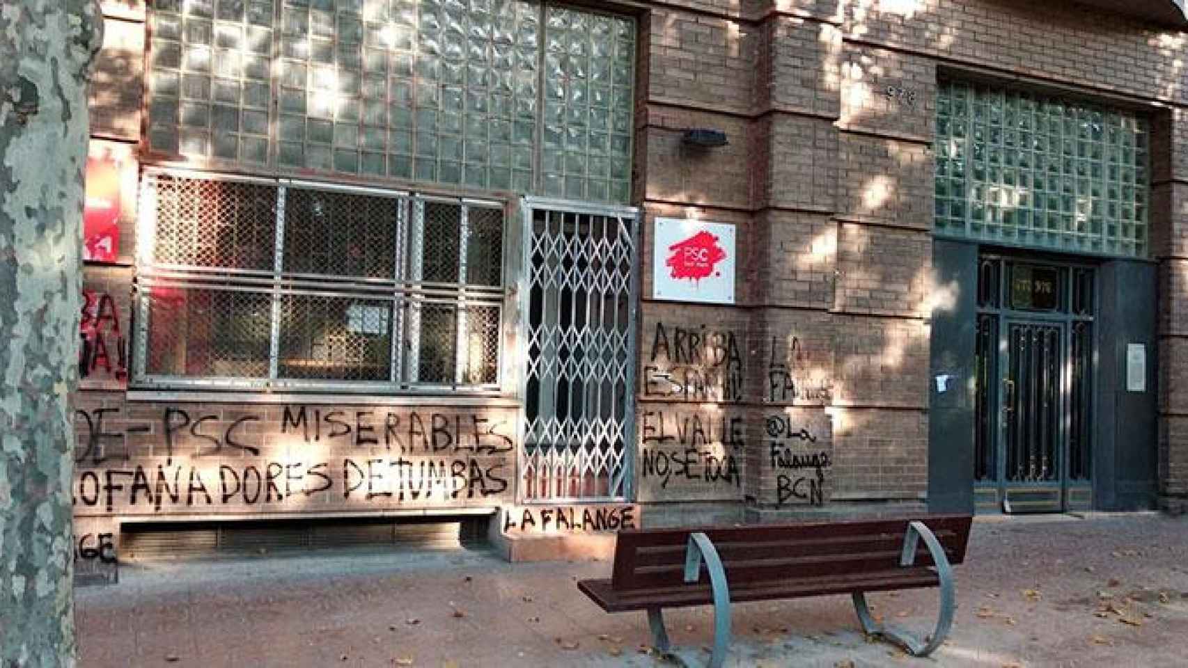 El exterior de la sede del PSC en Sant Martí (Barcelona), que los falangistas han atacado / CG