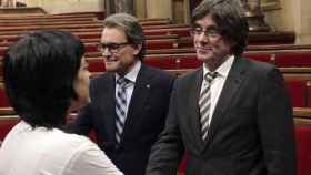 Anna Gabriel (CUP) saluda a Carles Puigdemont (JxCat) en presencia de Artur Mas en el Parlament / EFE
