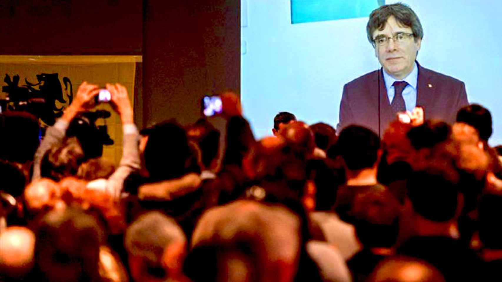 El expresidente Carles Puigdemont, en un vídeo para jóvenes en Lovaina, Bélgica,  deja ahora a PDeCAT y ERC en una difícil situación / EFE