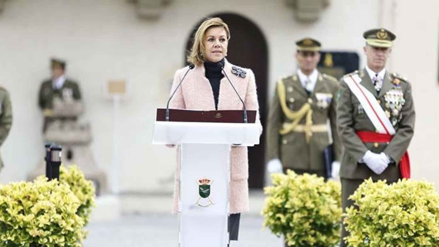 La ministra de Defensa, María Dolores de Cospedal, ha pasado revista a las tropas de Infantería en el cuartel de El Bruc de Barcelona / CG