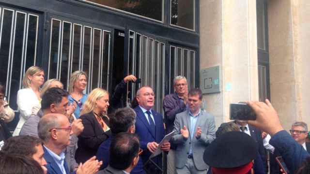 El alcalde de Reus, Carles Pellicer, a su salida de la Audiencia de Tarragona / CG