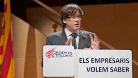 El presidente de la Generalitat, Carles Puigdemont, durante su intervención en la primera sesión de un ciclo de conferencias que recalará también en las otras tres capitales catalanas, en la que los empresarios podrán conocer los ejes del futuro económico