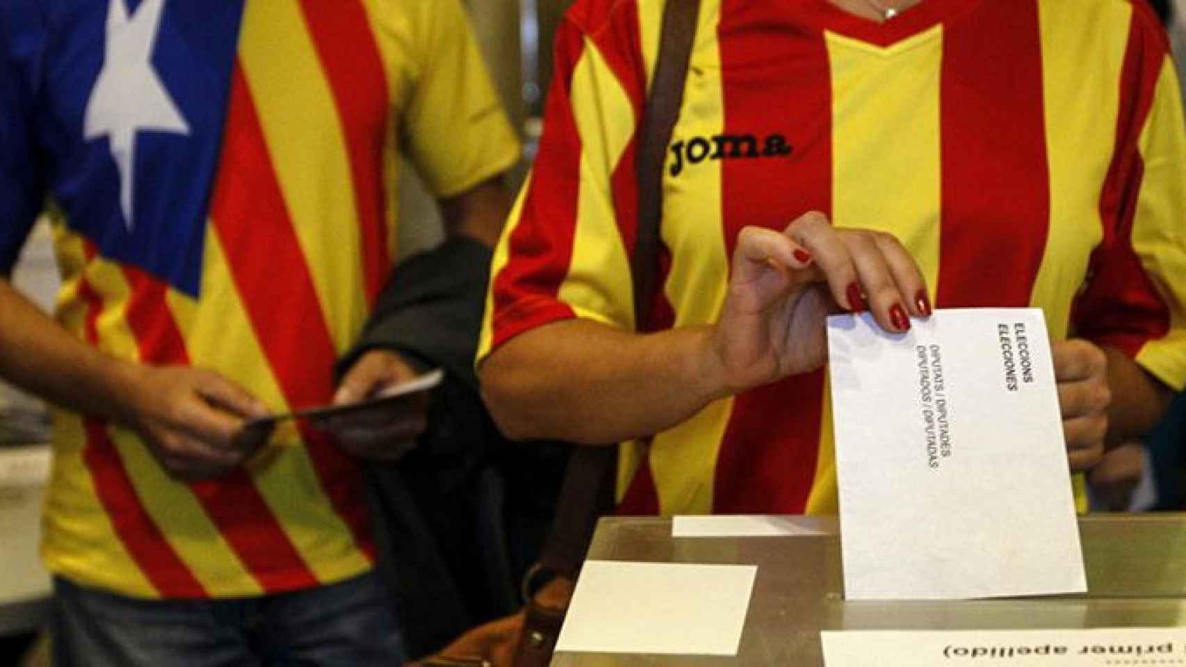 Una votante en las elecciones catalanas / EFE