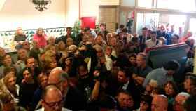 El Ayuntamiento de Esplugues de Llobregat ya estaba lleno antes de las 12 de personas que querían despedirse de Carme Chacón / AJUNTAMENT ESPLUGUES
