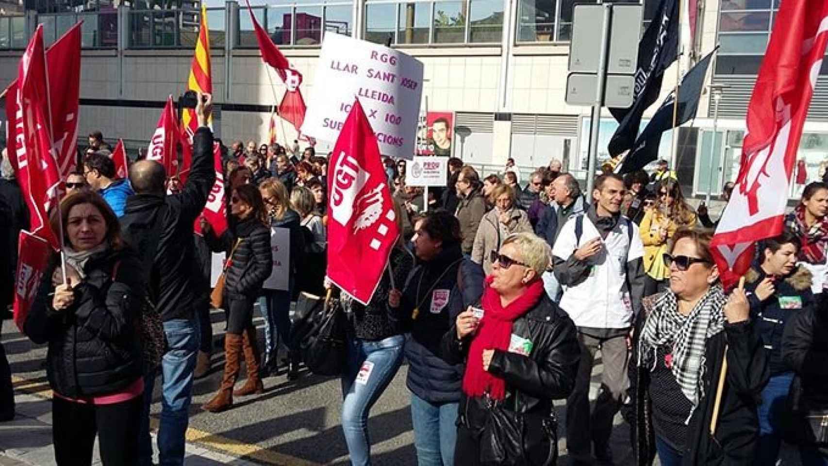 Protesta de funcionarios ante la sede de la Consejería de Trabajo de la Generalitat para reclamar mejoras laborales / CG