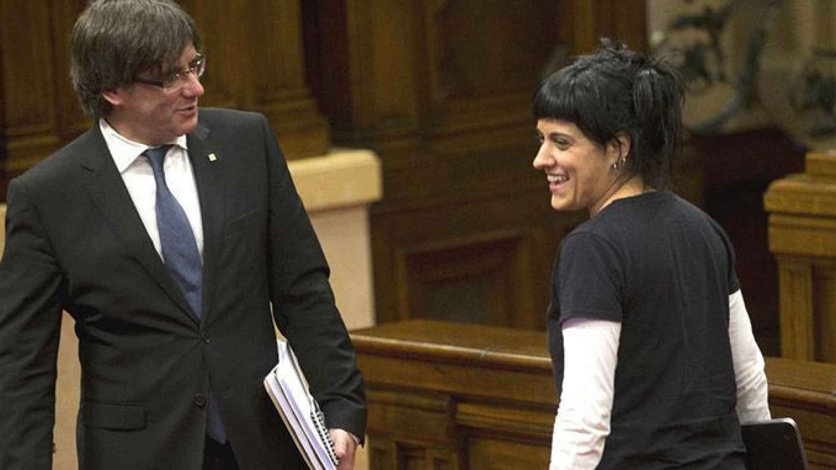 El presidente catalán Carles Puigdemont, y la diputada de la CUP, Anna Gabriel, en el Parlamento catalán / EFE