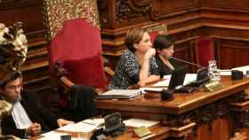 La alcaldesa de Barcelona, Ada Colau, preside un pleno municipal junto al primer y la segunda tenientes de alcalde, Gerardo Pisarello y Laia Ortiz.