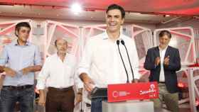El próximo secretario general del PSOE, Pedro Sánchez, por delante de sus dos rivales en la elección al cargo, Antonio Madina (izquierda) y José Antonio Pérez Tapias (derecha), y del secretario general saliente, Alfredo Pérez Rubalcaba.