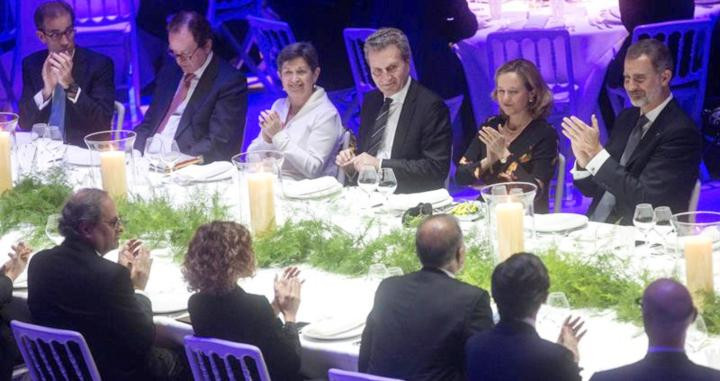 El rey Felipe VI (1d) mira a Quim Torra, sentado ante él (1i), en la cena inaugural del MWC en Barcelona / EFE