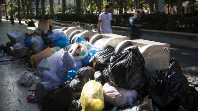 Las calles de Figueres, colapsadas por la basura acumulada como consecuencia de la huelga de recogida / EP
