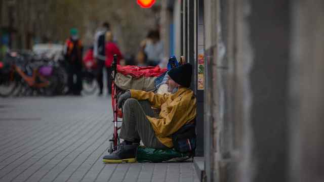 Una persona sin hogar cerca de la parroquia de Santa Anna (Barcelona) / DAVID ZORRAKINO - EUROPA PRESS