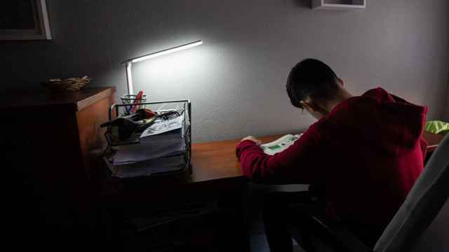 Un adolescente realiza tareas del instituto durante el confinamiento / IÑAKI BERASALUCE (EP)