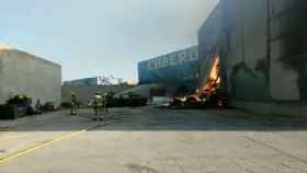 Los bomberos trabajan en un incendio en un almacén de paja de Alcarràs (Lleida) / BOMBERS