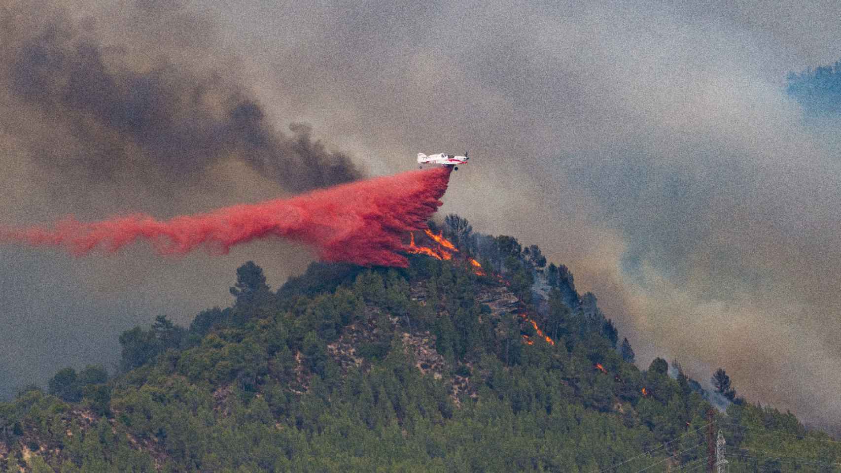Una avioneta participa en las labores de extinción del incendio de Pont de Vilomara, iniciado por una acción humana / EUROPA PRESS