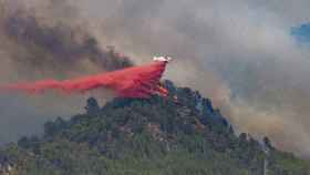 Una avioneta participa en las labores de extinción del incendio de Pont de Vilomara, iniciado por una acción humana / EUROPA PRESS