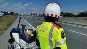Una patrulla de tráfico de carreteras, donde hay retenciones por el Circuito de MotoGP / MOSSOS D'ESQUADRA