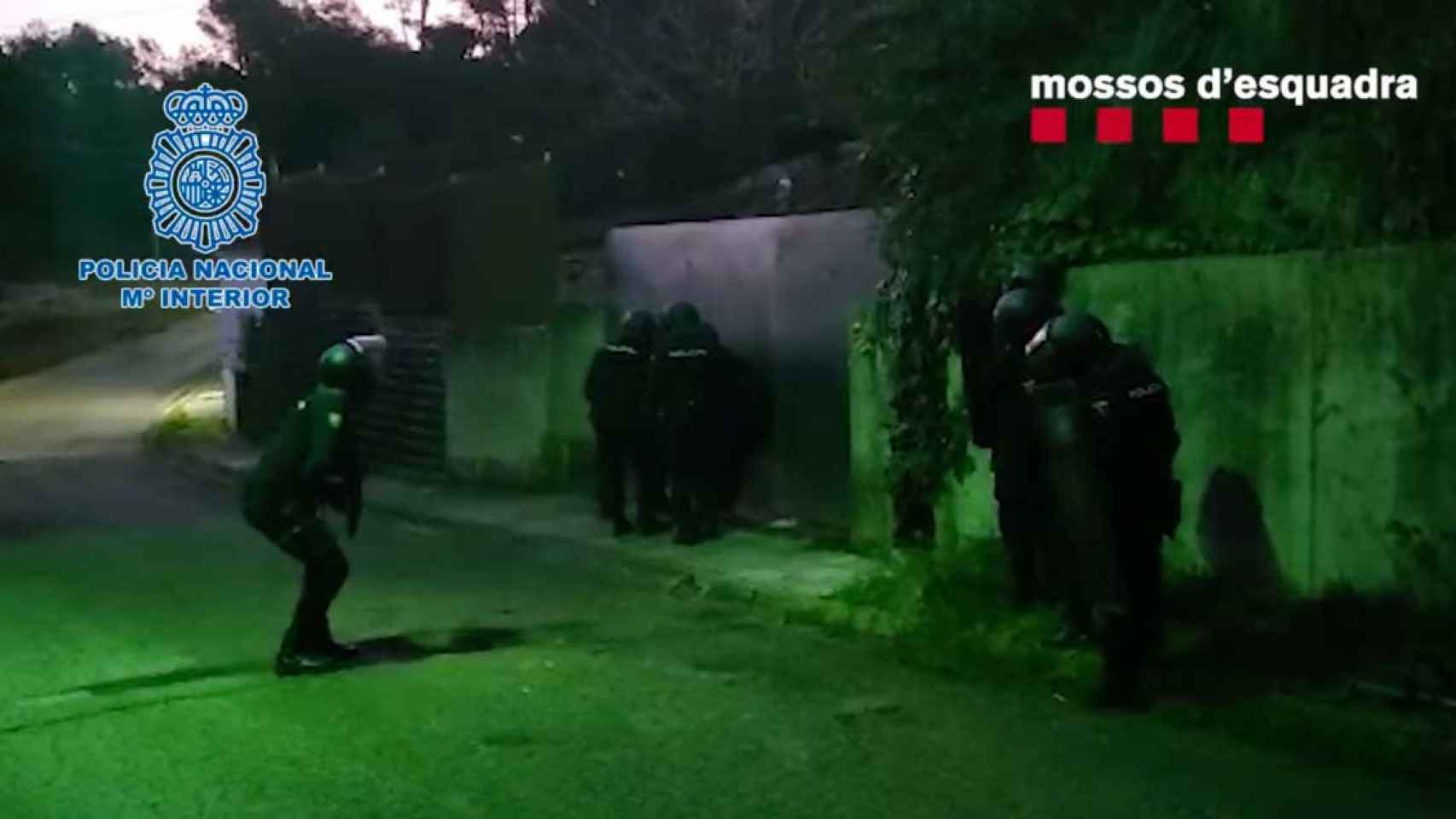 Agentes de los Mossos y de la Policía Nacional durante la operación contra el tráfico internacional de marihuana / MOSSOS
