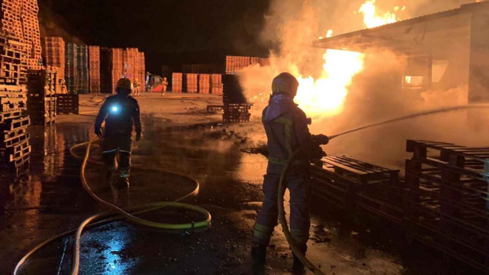 Los Bomberos intervienen en el incendio en una fábrica de palés de Artesa de Segre / BOMBERS