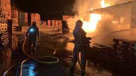 Los Bomberos intervienen en el incendio en una fábrica de palés de Artesa de Segre / BOMBERS