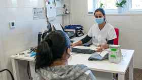 Una trabajadora sanitaria atiende a una paciente en uno de los ambulatorios de Cataluña / Glòria Sánchez (EP)