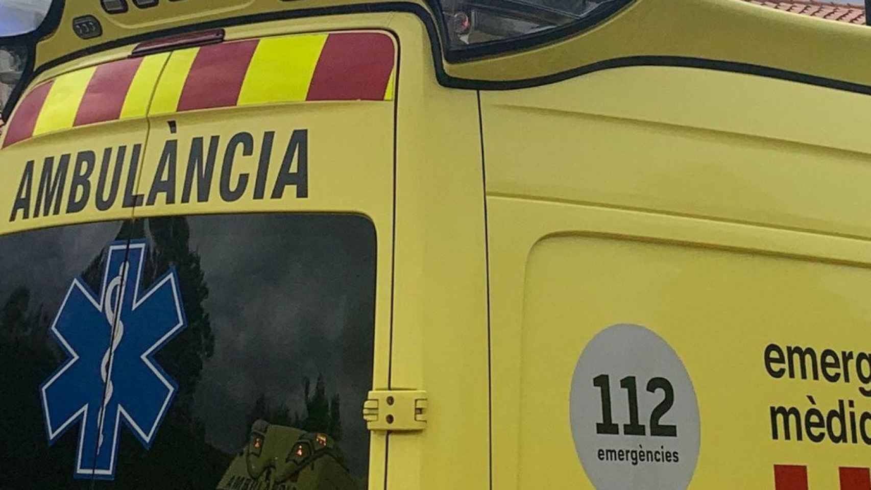 Una ambulancia del SEM como las que han intervenido en el atropello en Torroella / SEM