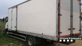 El camión del presunto estafador, inmovilizado por la policía catalana / MOSSOS D'ESQUADRA