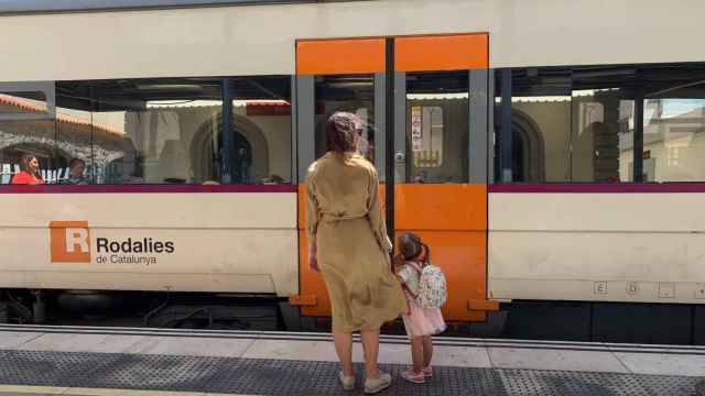 Un tren de Rodalies detenido en una estación / EP