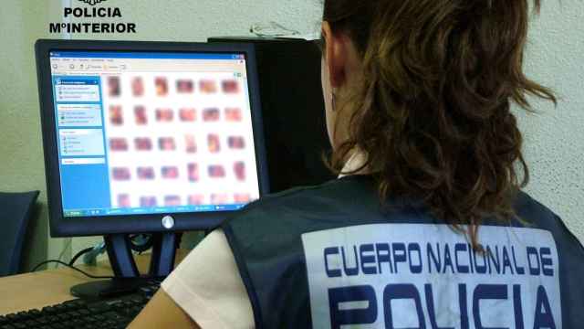 Una agente de la Policía Nacional revisa el contenido de un ordenador en busca de ciberdelitos/ EP