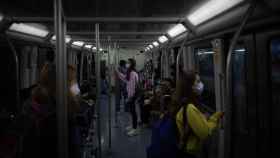 Varias estudiantes viajan en el metro de Barcelona / EUROPA PRESS