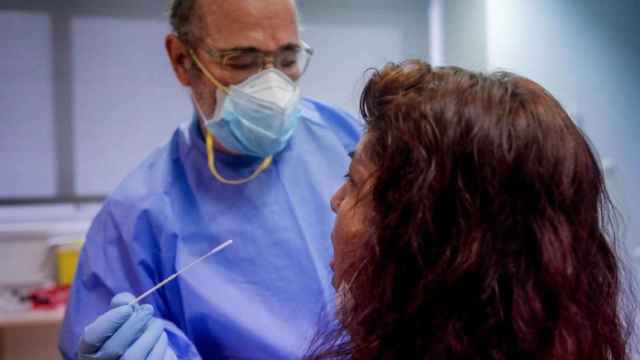 Sanitario realizando una PCR ante el aumento del riesgo de rebrote / EP