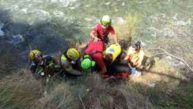 Momento del rescate de la mujer accidentada en Lleida /BOMBERS