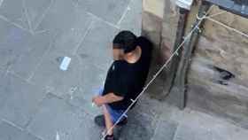 Uno de los presuntos traficantes en el Raval de Barcelona / CEDIDA