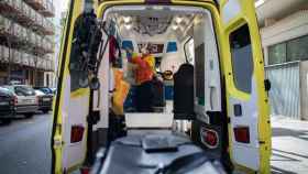 Una técnico del Sistema de Emergencias Médicas (SEM) de la Generalitat de Cataluña en una ambulancia / EP
